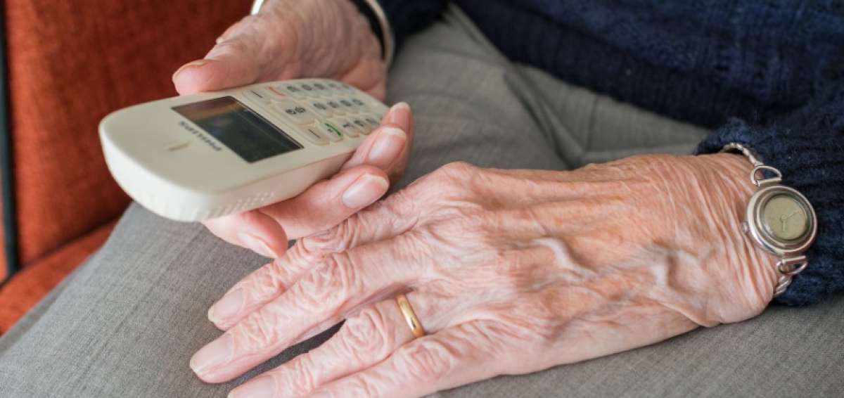 Psic&oacute;logos brindan contenci&oacute;n emocional v&iacute;a telef&oacute;nica a adultos mayores