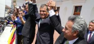 El presidente saliente, Rafael Correa (c), saluda a los asistentes a la Plaza de la Independencia junto con Len&iacute;n Moreno, presidente electo (d), y Jorge Glas, vicepresidente reelecto. 