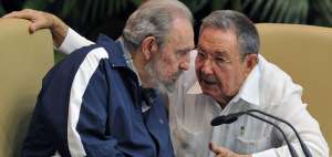 Durante el gobierno de Fidel Castro, su hermano Ra&uacute;l se desempe&ntilde;&oacute; como ministro de las Fuerzas Armadas Revolucionarias. En abril de 2011, tambi&eacute;n se posesion&oacute; como el primer secretario del Partido Comunista de Cuba, cargo que ejerce en la actualidad.