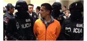 Alias "Rasqui&ntilde;a" (centro) es escoltado por agentes de la Polic&iacute;a.