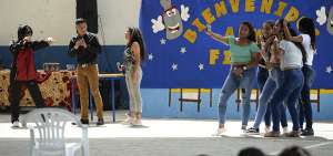 En el patio del plantel los estudiantes interpretan una escena. All&iacute; un desconocido les propone probar drogas durante una fiesta a la que asisten