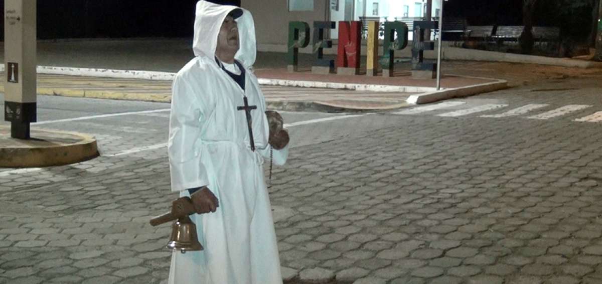 Una campana, un crucifijo y un cr&aacute;neo, acompa&ntilde;an al conocido animero de Penipe en sus recorridos nocturnos.