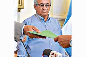 Colectivos de Guayas y Manab&iacute; entregan un manifiesto de respaldo al Gobierno