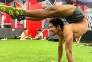 José Andrés Montiel coloca a Ecuador en lo más alto con un nuevo Récord Guinness en yoga.