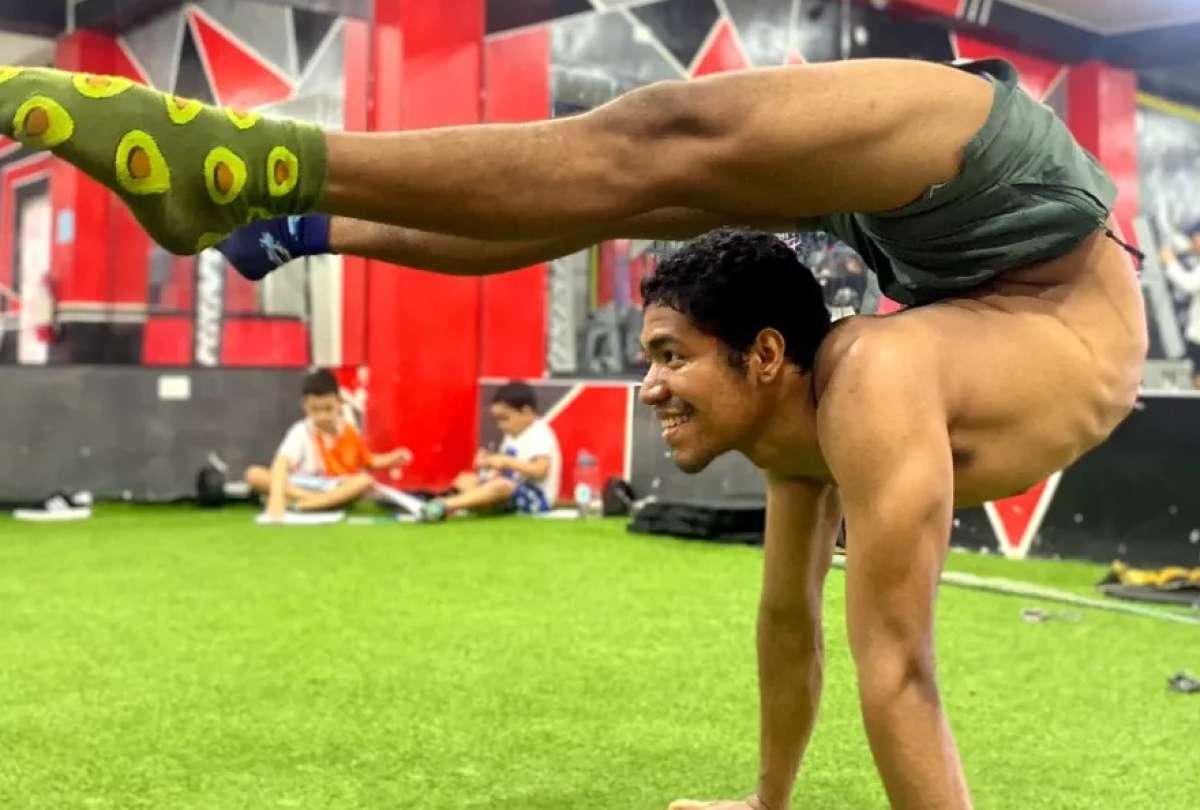 José Andrés Montiel coloca a Ecuador en lo más alto con un nuevo Récord Guinness en yoga.