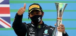 El piloto ingl&eacute;s Lewis Hamilton se adjudic&oacute; el triunfo en el circuito de Eifel y se acerca a su s&eacute;ptimo t&iacute;tulo en el mundial de la F&oacute;rmula 1. 