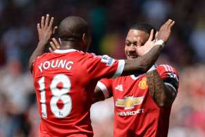 Young y Depay festejan el tanto con el que Manchester United venci&oacute; al Tottenham. Foto: AFP