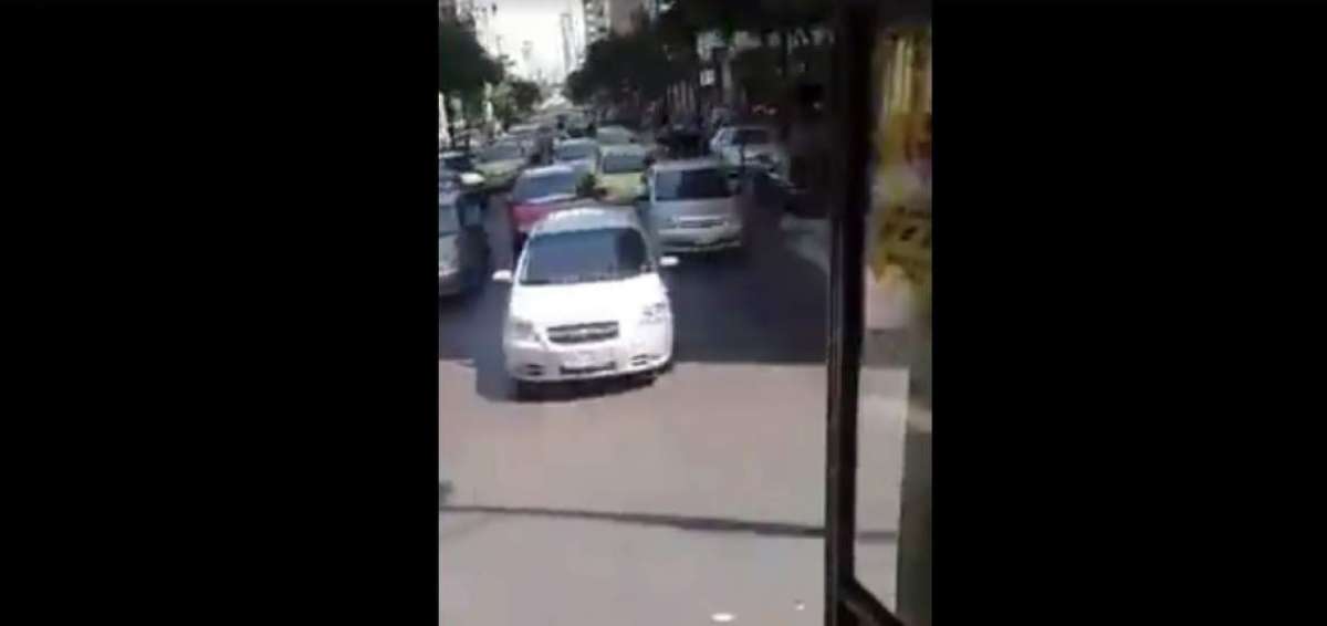 El video muestra el recorrido de una unidad de la Metrov&iacute;a que circula por el calle Pedro Carbo, en el centro de Guayaquil.