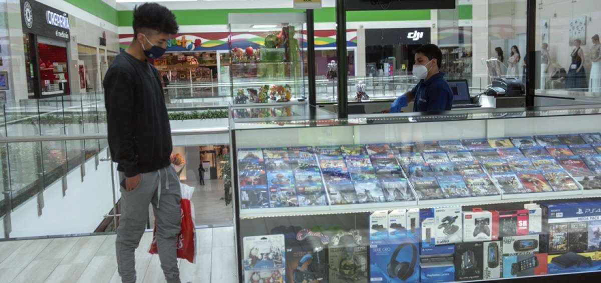 En los centros comerciales est&aacute; prohibido el saludo de beso, mano o abrazo. Las personas deben guardar una distancia de dos metros.