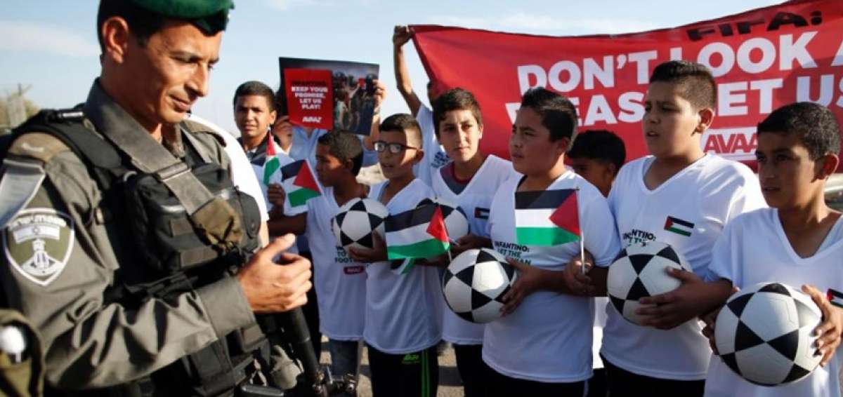 En 2016, ni&ntilde;os palestinos protestaron antes de una reuni&oacute;n de la FIFA, donde discutieron el tema de los equipos de Israel con sede en colonias de Cisjordania.
