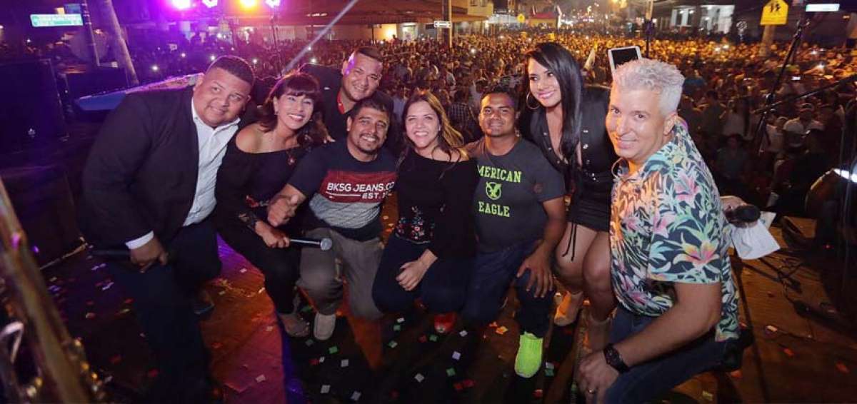 La vicepresidenta de la Rep&uacute;blica, Mar&iacute;a Alejandra Vicu&ntilde;a, particip&oacute; de la tradicional quema de los a&ntilde;os viejos, &ldquo;los gigantes de papel&rdquo;, en Guayaquil. 
