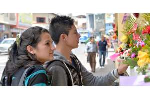 En el centro de la capital tungurahuense, los j&oacute;venes son los m&aacute;s entusiastas en comprar un arreglo floral para sus parejas. Los costos dependen del tama&ntilde;o y la cantidad de rosas. FOTO: ROBERTO CHAVEZ 