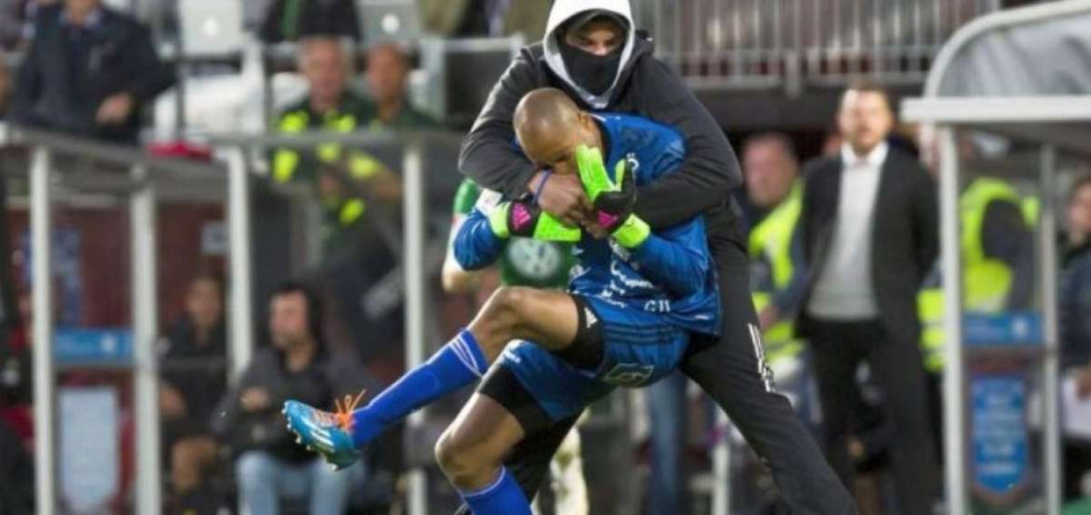 A los 90 minutos del encuentro Jonkoping-Ostersund, un espectador enmascarado salt&oacute; al terreno de juego para agredir al meta Aly Keita.