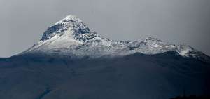 El volc&aacute;n inactivo Rucu Pichincha, al oeste de Quito, amaneci&oacute; cubierto de una capa de nieve que revela las bajas temperaturas de la regi&oacute;n interandina producto del choque de masas de aire.
