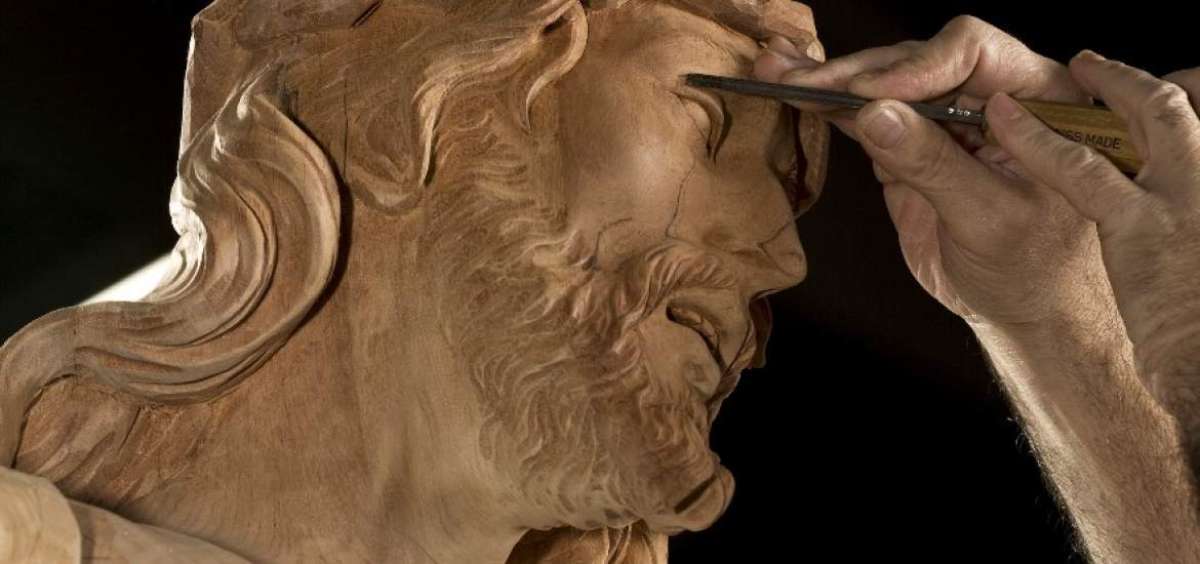 La madera se talla mediante un proceso de desgaste y pulido, para darle una forma determinada.
