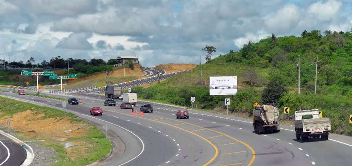 La v&iacute;a Guayaquil-Salinas es una de las m&aacute;s concurridas en los feriados.