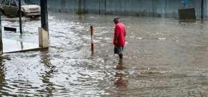 En Manta, las lluvias causaron el taponamiento de alcantarillas.