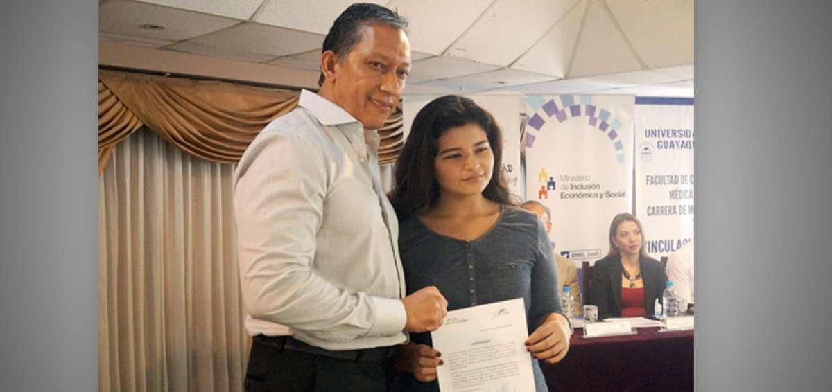 421 estudiantes reciben certificados