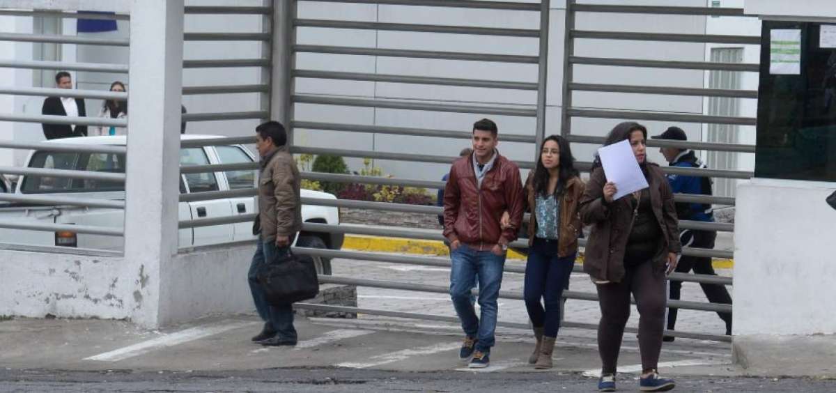 Padres de familia del colegio Mont&uacute;far acudieron al distrito Eloy Alfaro para conocer la situaci&oacute;n de sus hijos.