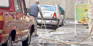 Los t&eacute;cnicos de la Emapar han detectado que muchos riobambe&ntilde;os utilizan el agua potable como &lsquo;escoba&rsquo;. Foto: Elizabeth Maggi / para El Tel&eacute;grafo