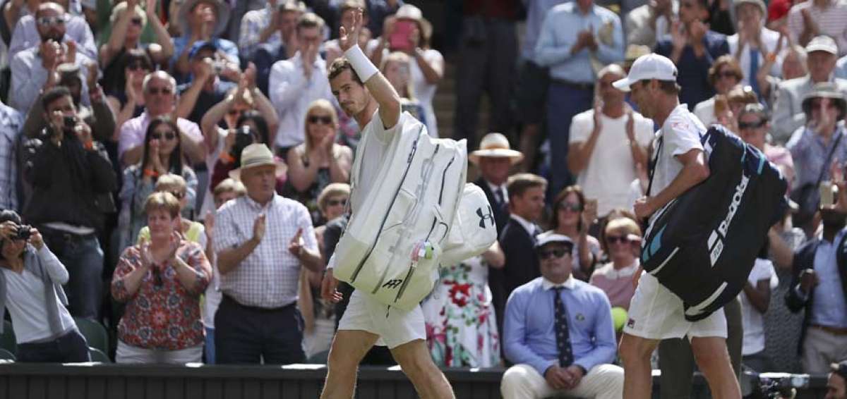 Murray se despide del p&uacute;blico tras su derrota. 
