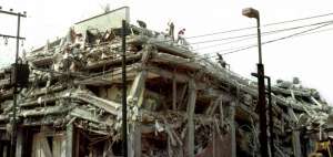Rescatistas buscan sobrevivientes en un edificio en ruinas en M&eacute;xico tras el terremoto de 1985.