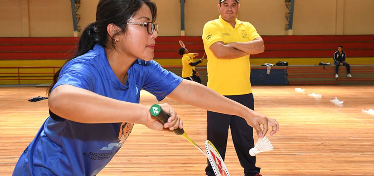 Ronald Mu&ntilde;oz (atr&aacute;s con gorra) observa a su esposa Gabriela Rosales durante el partido de b&aacute;dminton que disput&oacute; ayer en el coliseo de Totoracocha, una de las sedes de los Juegos Nacionales de Deporte Adaptado.