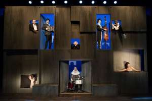 Escena de la versi&oacute;n danesa de Hamlet del Theatre Republique con la participaci&oacute;n del grupo musical brit&aacute;nico Tiger Lilies. Foto internet