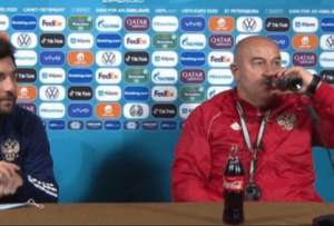 Stanislav Cherch&eacute;sov le lleva la contra a Cristiano Ronaldo