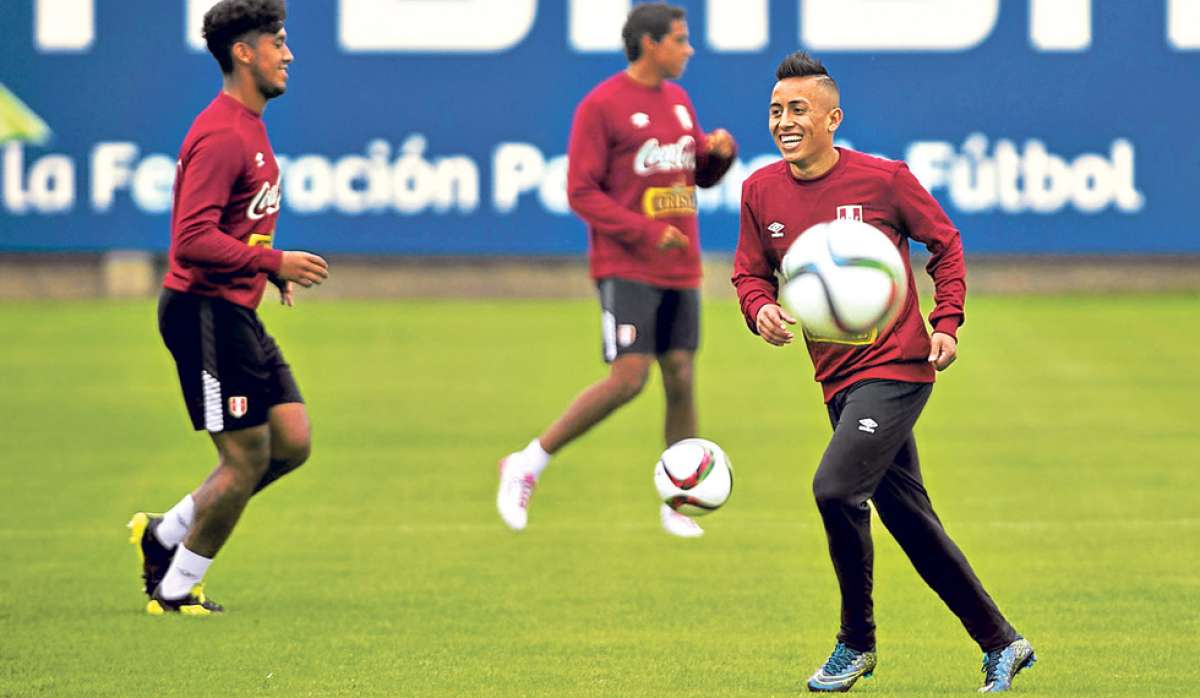 El mediocampista Christian Cueva sonr&iacute;e durante la pr&aacute;ctica que realiz&oacute; ayer Per&uacute; en su centro de entrenamientos en Lima. Foto: AFP