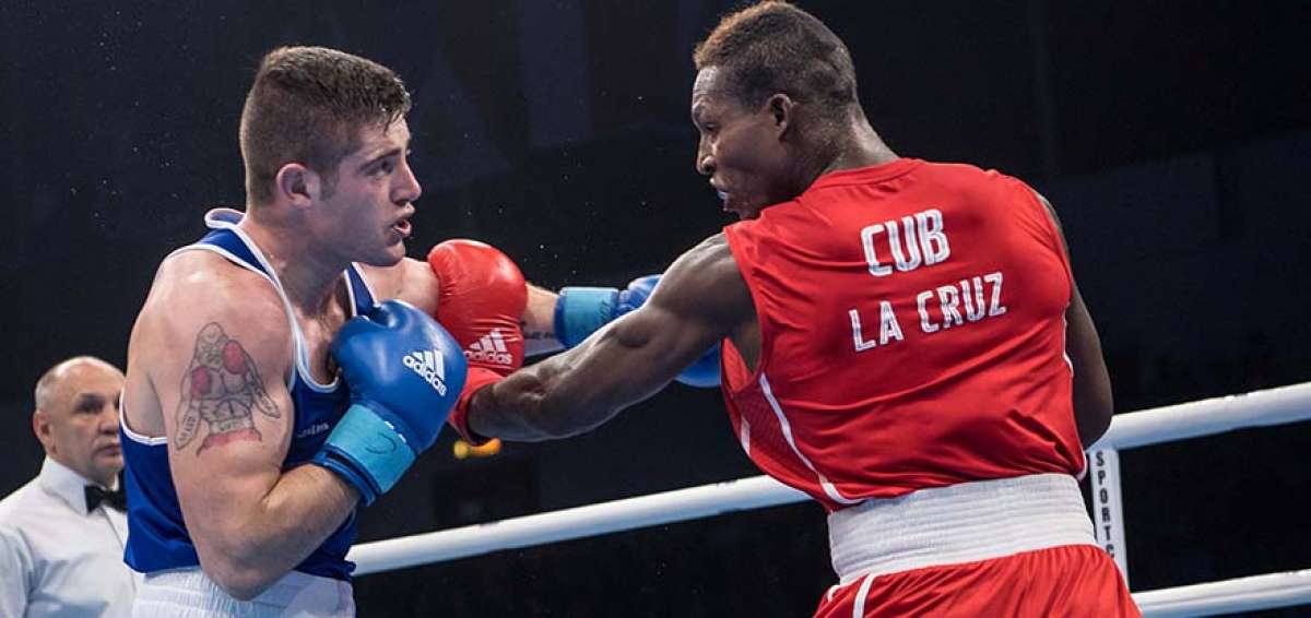 El cubano Julio C&eacute;sar La Cruz (rojo) durante la pelea con el irland&eacute;s Joseph Ward (azul) en la final de los 81 kg.