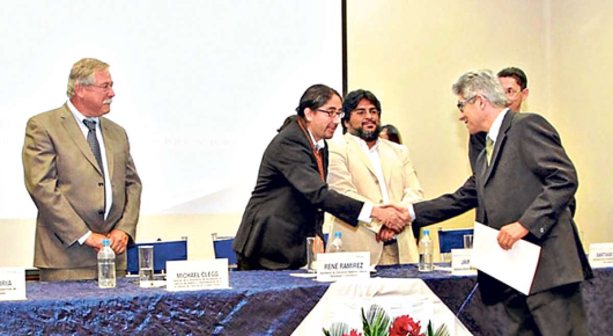 El Secretario de Educaci&oacute;n Superior, Ciencia, Tecnolog&iacute;a e Innovaci&oacute;n entreg&oacute; los certificados a los nuevos miembros de la Academia. Foto: Cortes&iacute;a SENESCYT