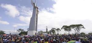 A los pies de la imagen de Cristo crucificado, que tiene 15 metros de alto, se coloc&oacute; a Cristo del Consuelo que recorri&oacute; las calles del Suburbio de Guayaquil.