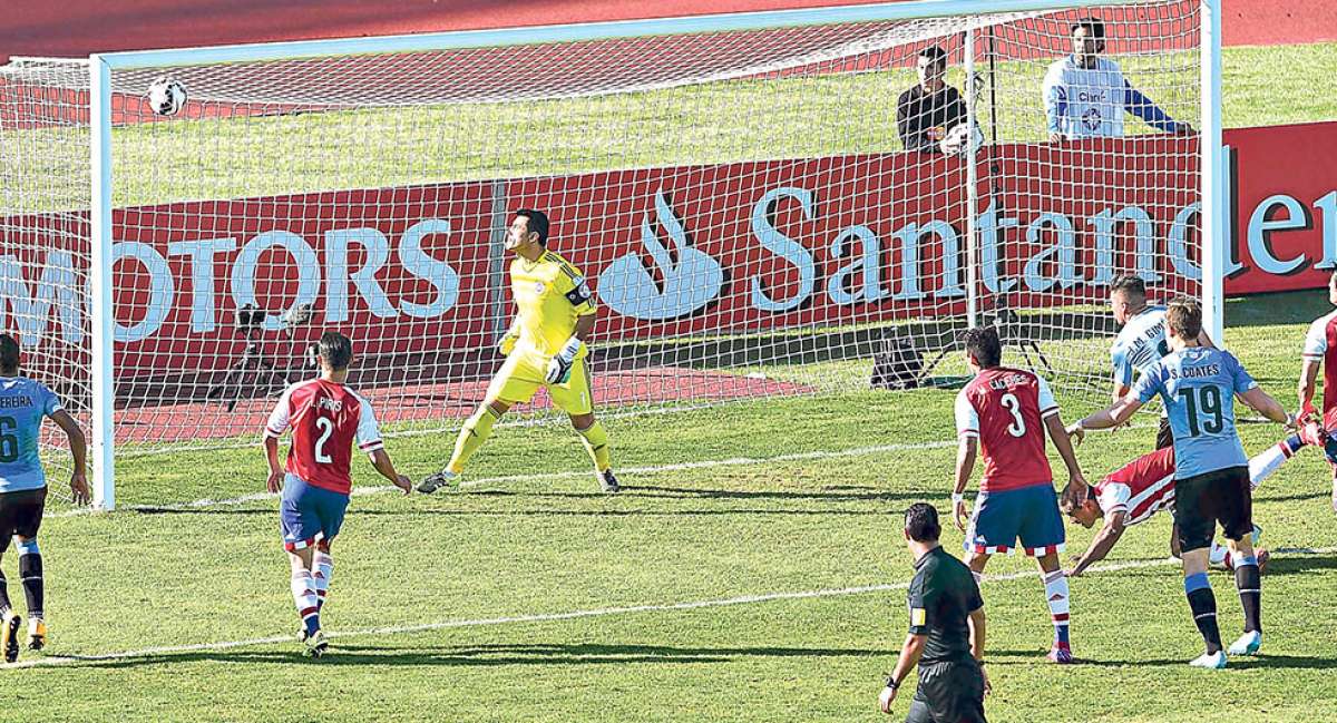 De cabeza, el defensa del  Atl&eacute;tico de Madrid Jos&eacute; Mar&iacute;a Gim&eacute;nez (en el suelo) anot&oacute; a los 29 minutos la apertura para los charr&uacute;as. Foto: AFP