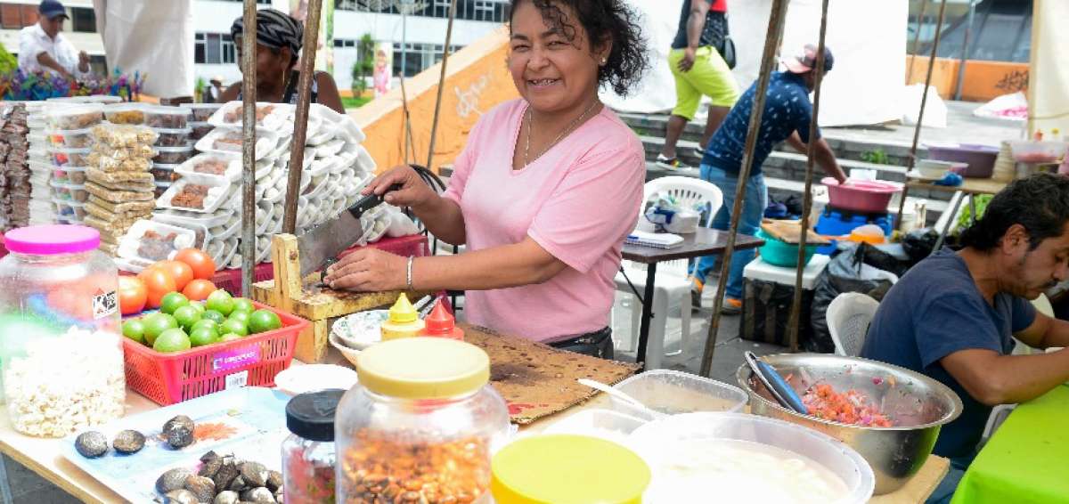 Vendedores de comida y artesan&iacute;as de Esmeraldas ofrecen sus productos en Quito