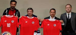 Costa Rica presenta camiseta para Rusia 2018 inspirada en el colibr&iacute;