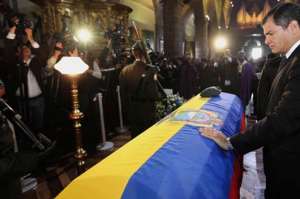El Primer Mandatario particip&oacute; en un especial homenaje al polic&iacute;a fallecido. Foto: Cortes&iacute;a |  Presidencia de la Rep&uacute;blica