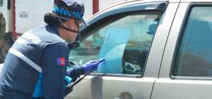 Agente Metropolitana durante una inspecci&oacute;n vehicular.