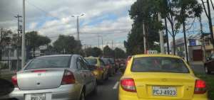 Cierre del carril del Troleb&uacute;s ocasiona tr&aacute;fico de m&aacute;s de 30 minutos en el norte de Quito