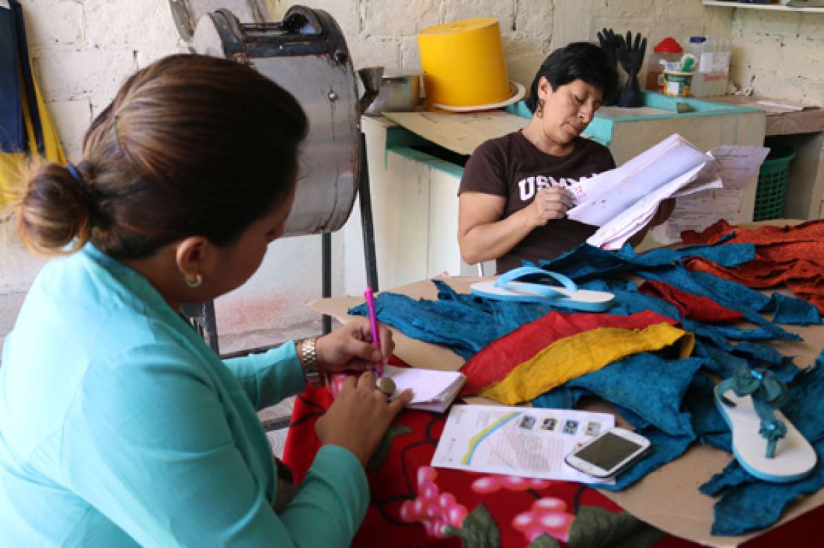Parte del plan de apoyo incluye asesor&iacute;a t&eacute;cnica a las personas que desean emprender alg&uacute;n tipo de negocio. Foto: cortes&iacute;a Habla Manab&iacute;