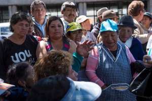 Unos 80 vendedores aut&oacute;nomos que ocupan el espacio p&uacute;blico alrededor de San Roque, los fines de semana, protestaron ayer por la prohibici&oacute;n de su labor. Foto: Andr&eacute;s Darquea.