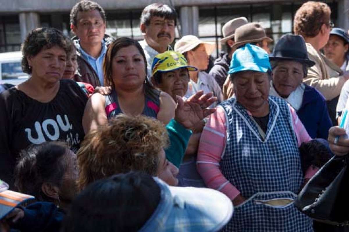 Unos 80 vendedores aut&oacute;nomos que ocupan el espacio p&uacute;blico alrededor de San Roque, los fines de semana, protestaron ayer por la prohibici&oacute;n de su labor. Foto: Andr&eacute;s Darquea.