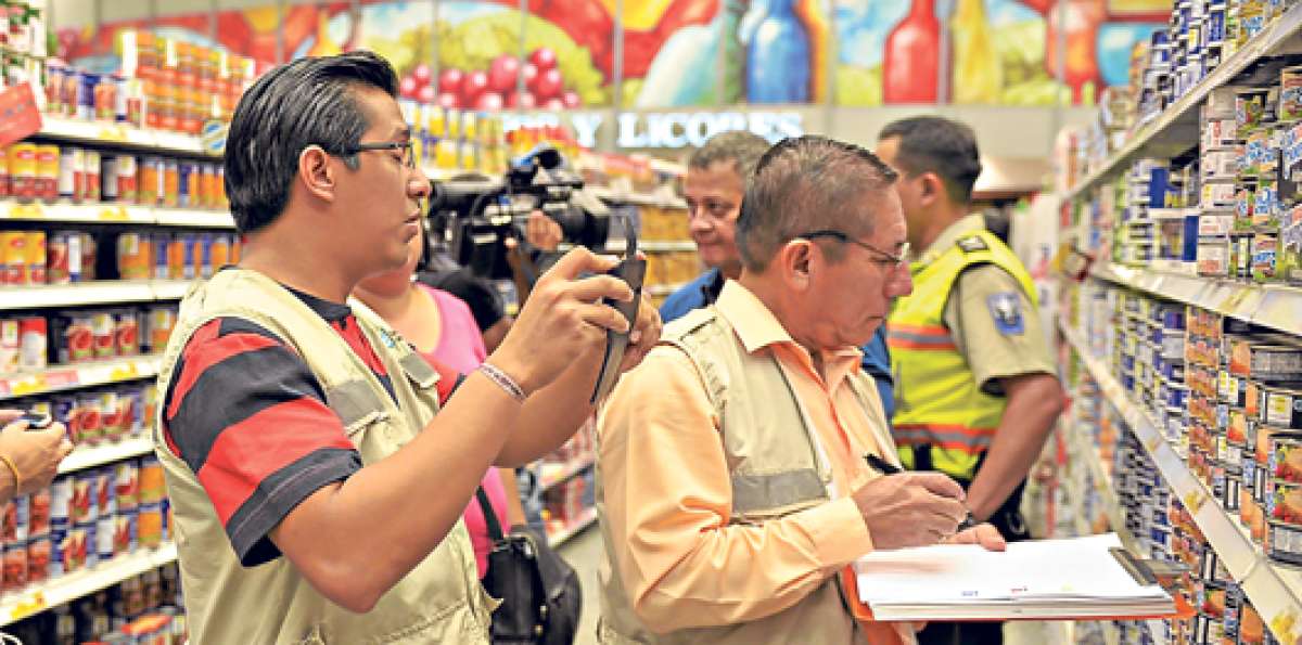 Las autoridades de control realizaron ayer un operativo en Supermaxi (foto) y Mi Comisariato, en Guayaquil. Foto: Fernando Machado / El Tel&eacute;grafo