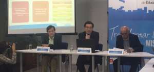 El ministro de Educaci&oacute;n, Fander Falcon&iacute;, durante un conversatorio.