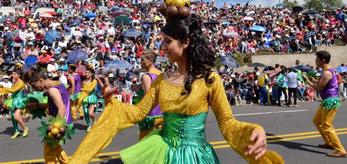 El Desfile de la Confraternidad es uno de los principales eventos de la FFF y se realiza en la avenida Cevallos.