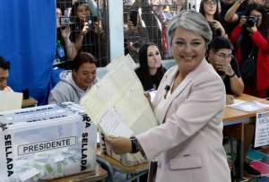Jeannette Jara venció en la primera vuelta electoral, con escasa ventaja sobre Kast. 