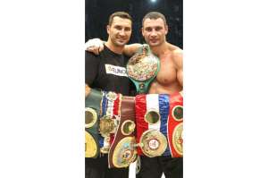 Vitali  Klitschko (i) junto a su hermano Vladimir, que tambi&eacute;n es boxeador. Foto: EFE