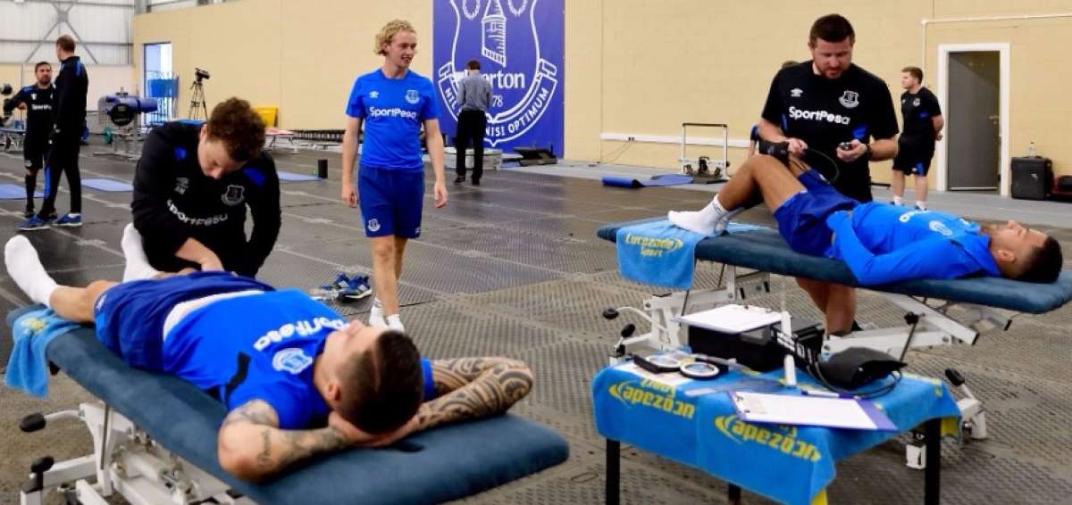 Aaron Lennon (der.) realiza trabajos f&iacute;sicos con el primer plantel del Everton.