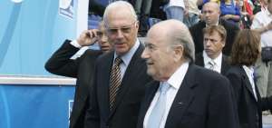 Beckenbauer (izq.) fue presidente del Comit&eacute; de candidatura y despu&eacute;s del Comit&eacute; de organizaci&oacute;n del Mundial 2006.