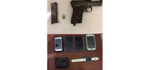  Un arma de fuego y otras evidencias fueron halladas en poder de los detenidos. 